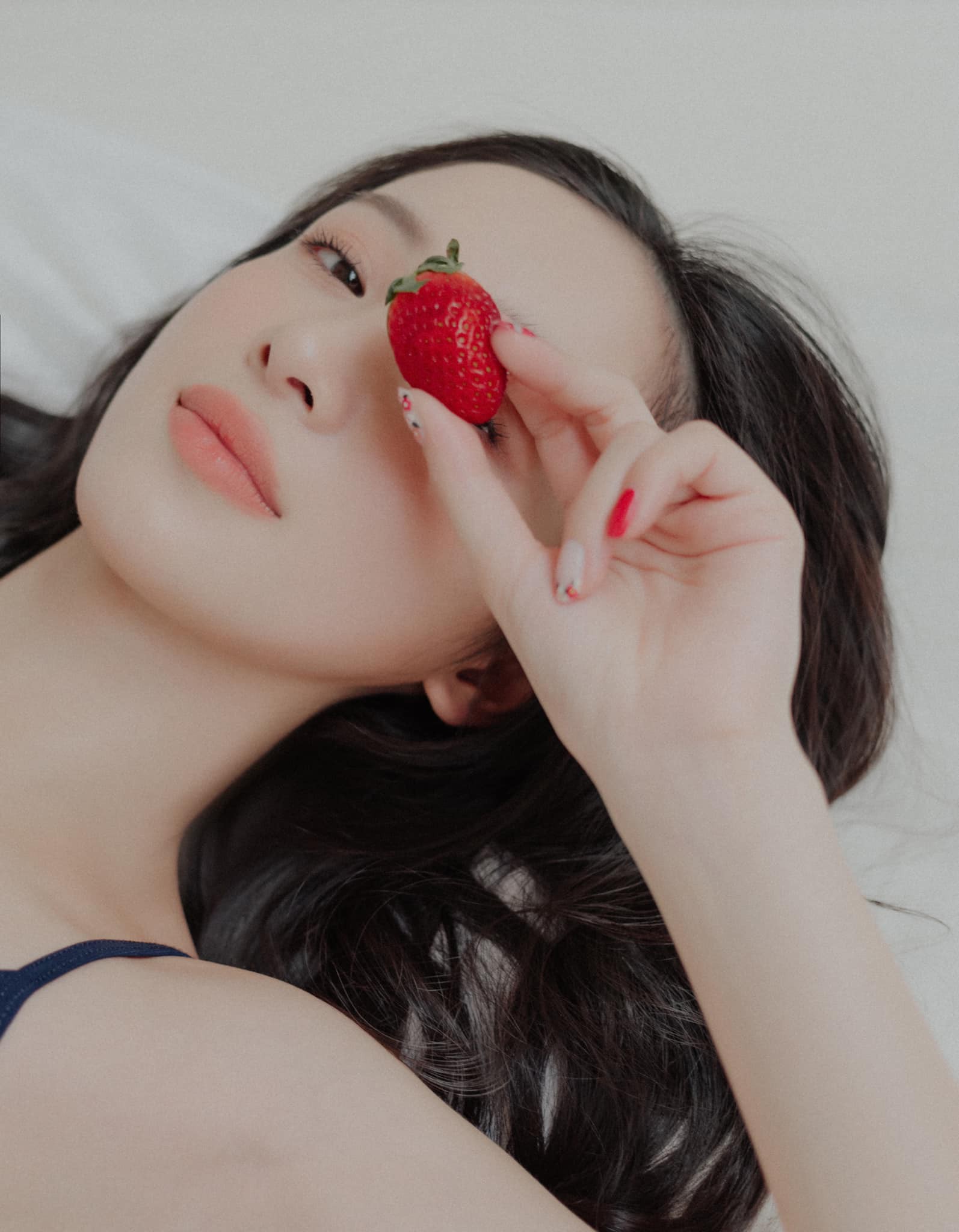 With the new photoset, Jun Vu is incredibly sexy and alluring, bound to stir the hearts of every guy.