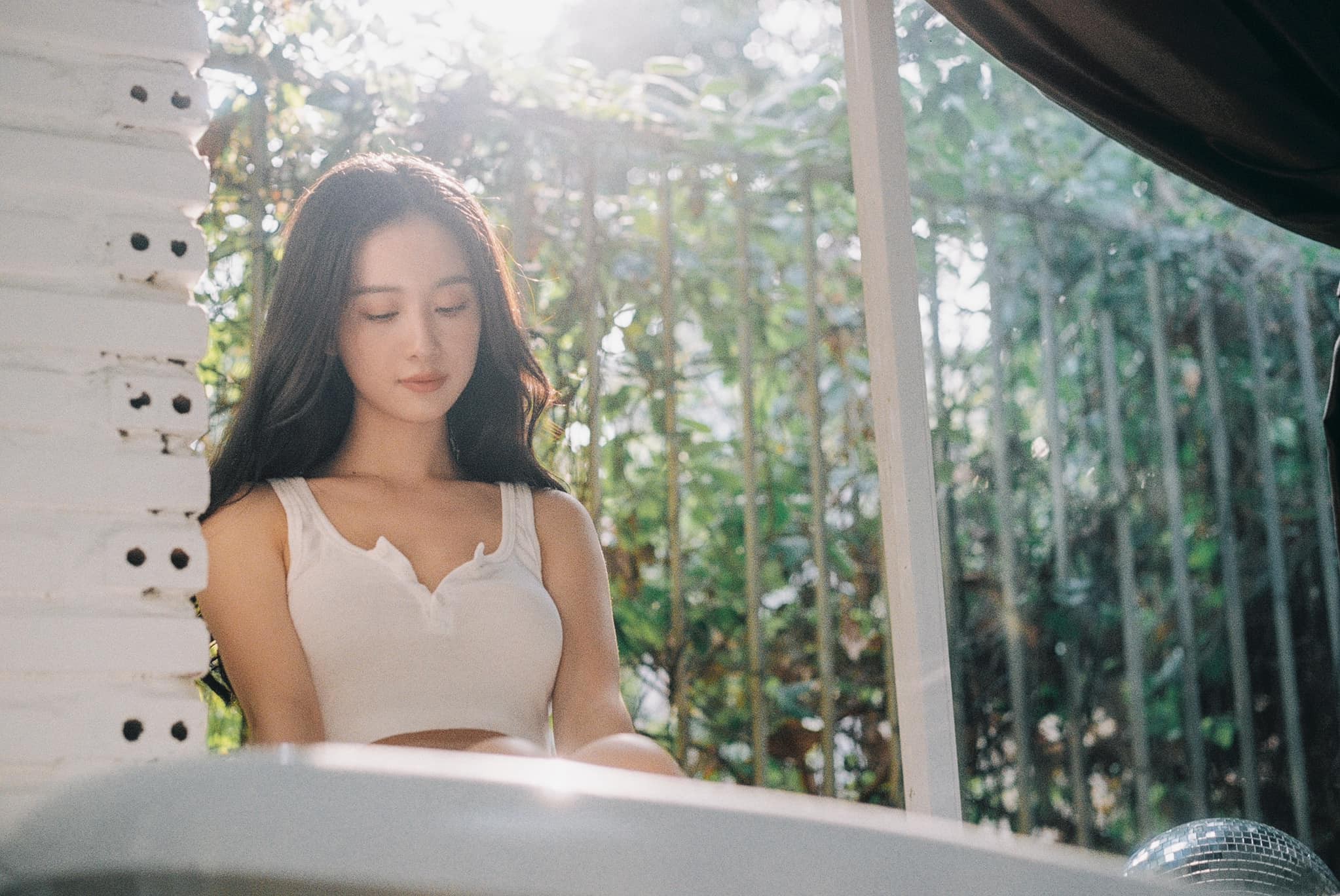 Jun Vu's real name is Vu Phuong Anh, she lived in Thailand from the age of 15 and became famous as a model for many major fashion brands in the land of pagodas and worldwide.