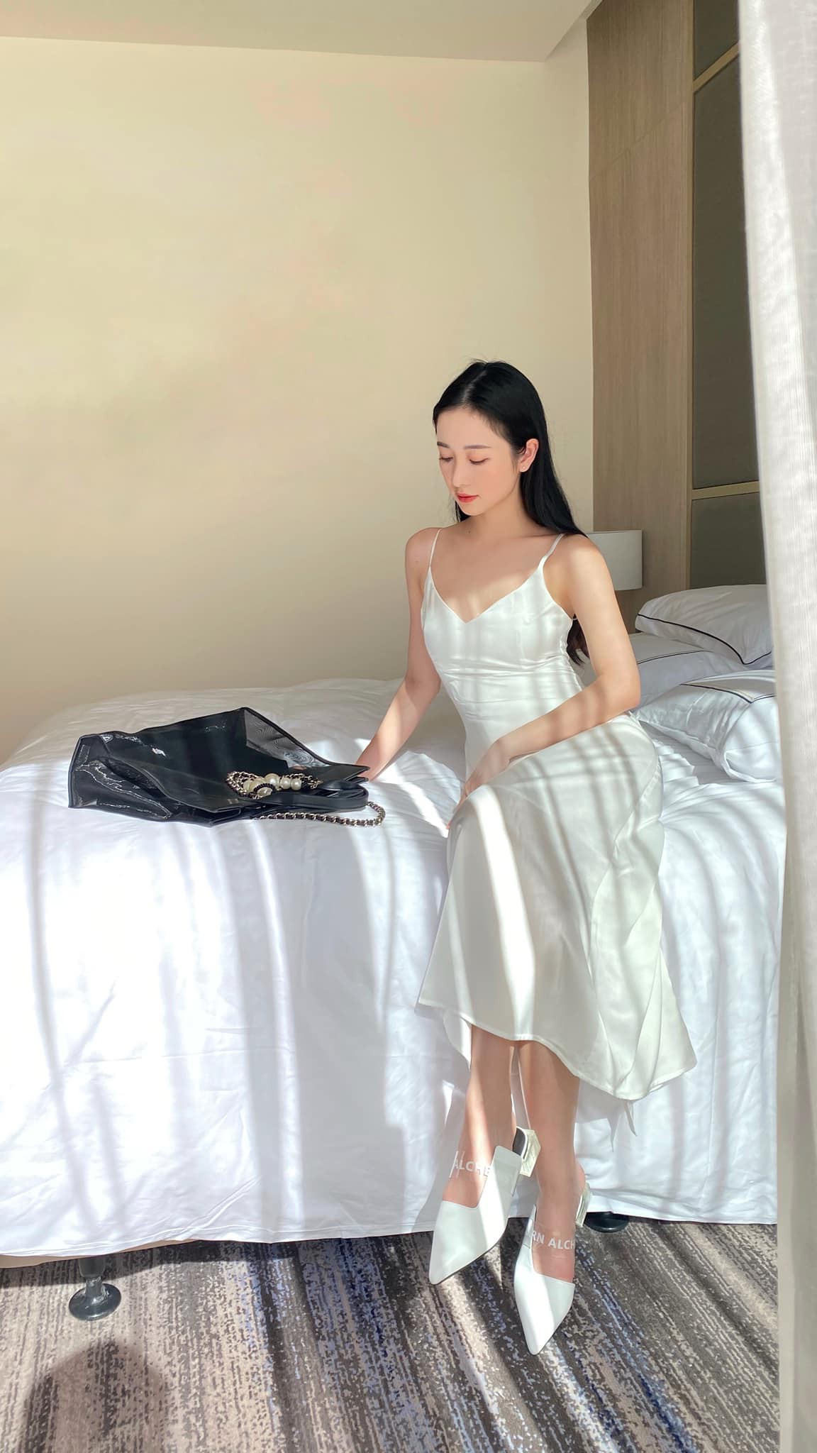 Thanks to her beautiful, innocent, and charming appearance, Jun Vu has been affectionately nicknamed 'the Vietnamese milk tea girl' by domestic fans.