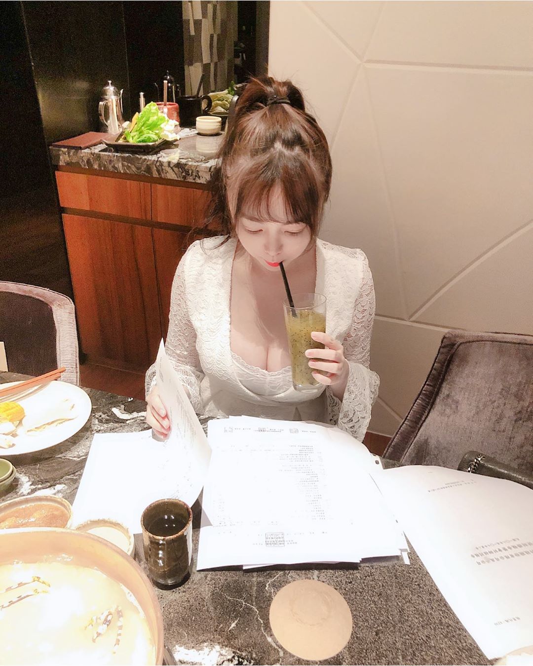 The image is causing a stir among netizens these days