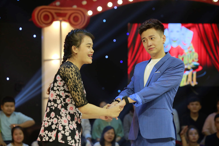 Ngan Thao known as the 'Toothless Saint' with her distinctive appearance in the 'Comedy Challenge' program.