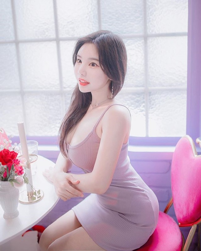 Zzyuri has a modest height of 1.60m but compensates with her hot 'curves'.