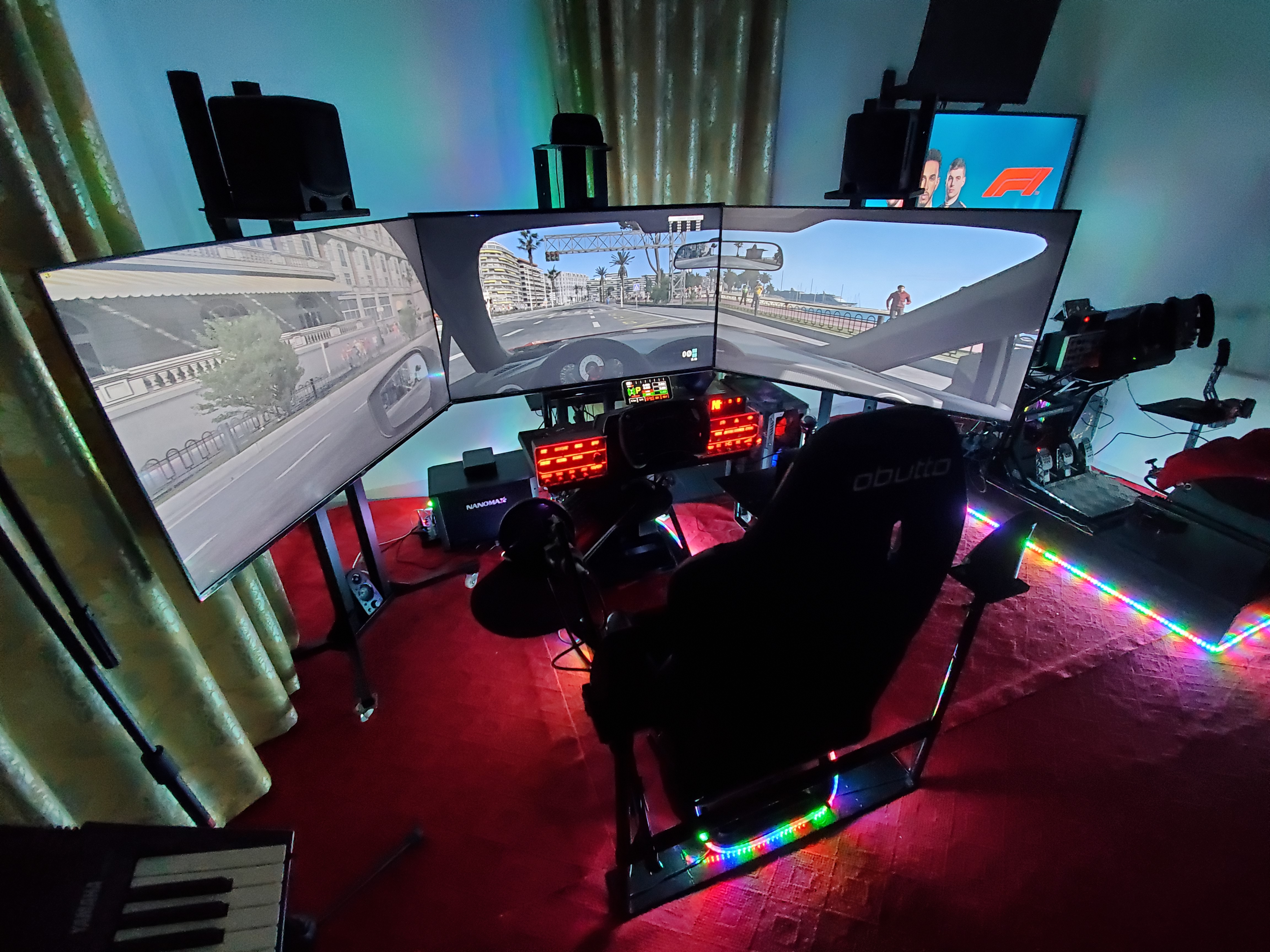 Surrounded by screens eiii... (photo: Mr. Hoang)