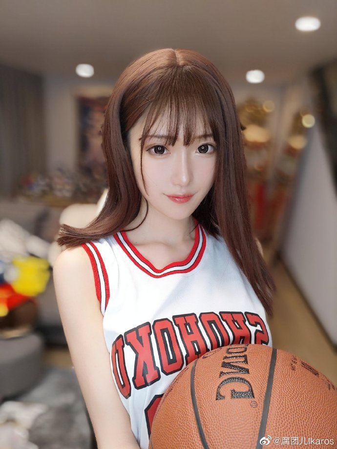 However, the original character's bust doesn't seem as perfect as the streamer’s