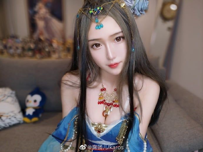 Quite famous for her sexy cosplay performances