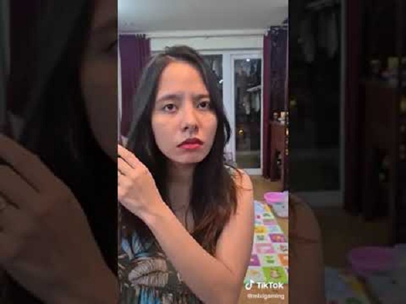 Wife of Dô Mixi appears before the mirror cleaning clip
