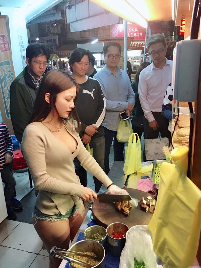 Not long ago, there was another buzz about a hot girl selling meat in Taiwan