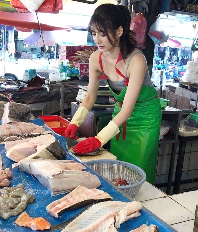 Then there was another hot girl, but this time selling fish
