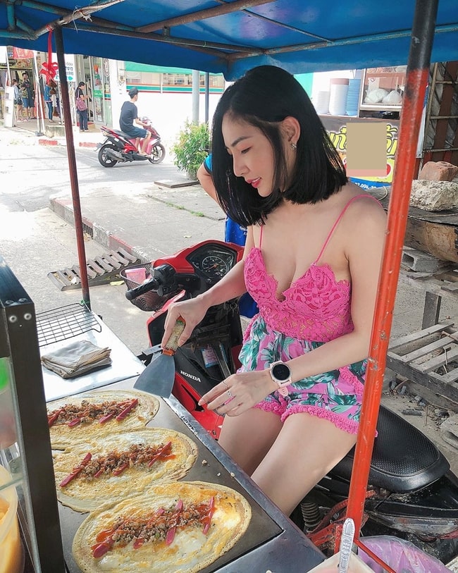 This country also has no shortage of girls selling food dressed quite 