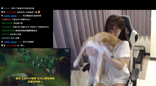 Accidentally Bending on Stream, Beautiful Female Streamer Reveals Surprising Cleavage, Views Soar 3 She puts the pet dog down on the ground