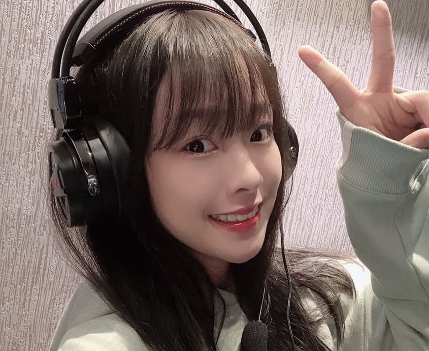 Accidentally Bending on Stream, Beautiful Female Streamer Reveals Surprising Cleavage, Views Soar 2 She has a pretty beautiful face