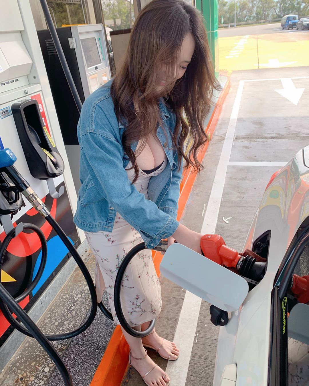 Previously, the casual image of the hot girl filling up gas also stirred up the online community