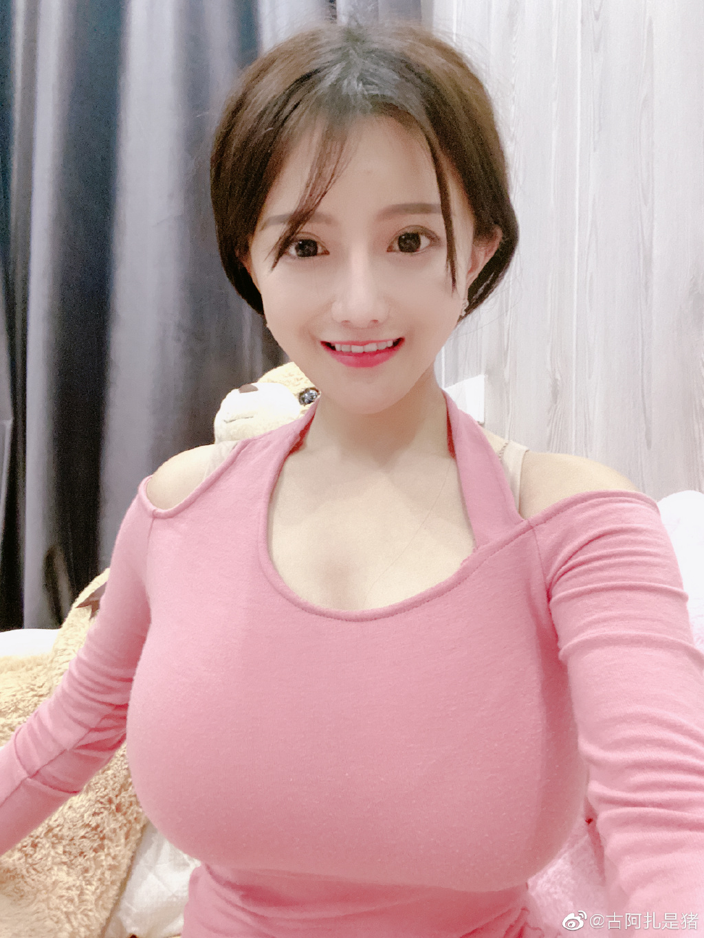Many believe the 'chubby' photo above reflects her true beauty, correlating with the streamer’s bust size