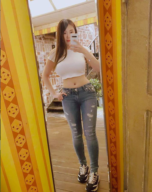 Velvet_7 - the beautiful female streamer on Twitch.