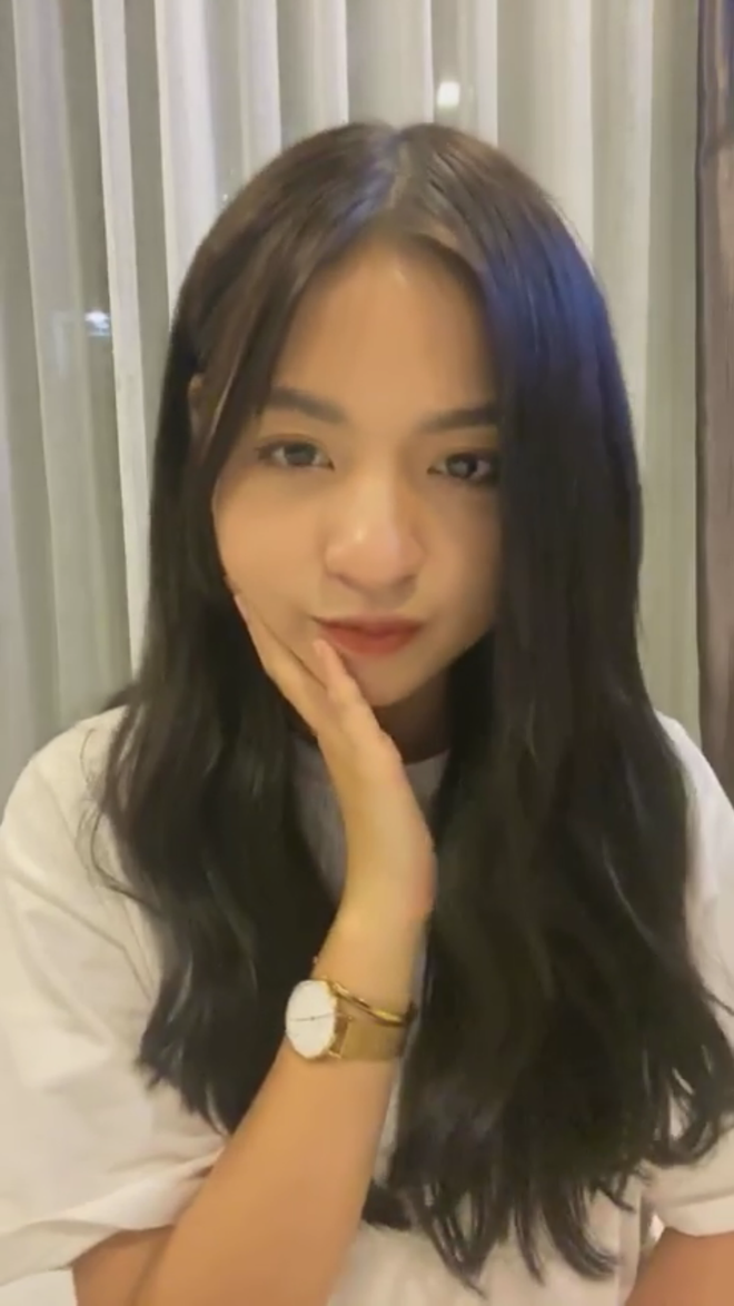 Screenshot from the livestream on Instagram and Facebook of Hot girl 'Egg Fried Needs Fat'