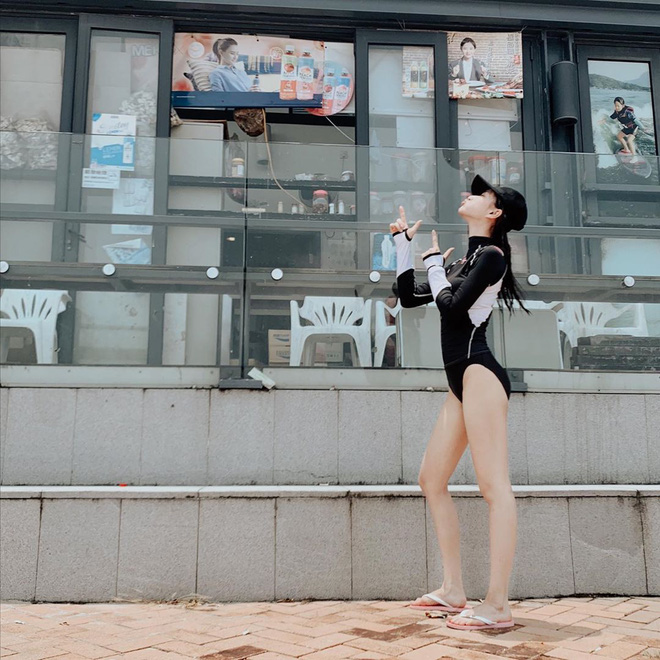 Recently, Laurinda Ho - daughter of the 'Macau Gambling King' Stanley Ho, attracted attention by posting a picture in swimwear showcasing her figure and smooth, fair skin on her personal page.