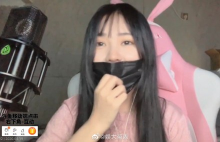 Xiao Tuan on stream - always keeping her black mask on