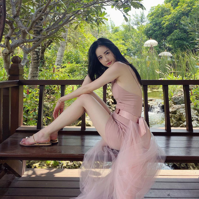 She underwent a facelift and had several parts of her face surgically altered to resemble her idol - actress Angelababy.