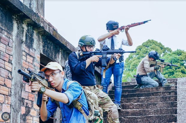 A group of Vietnamese gamers also participated in the PUBG photo set that rivals professional cosplayers.