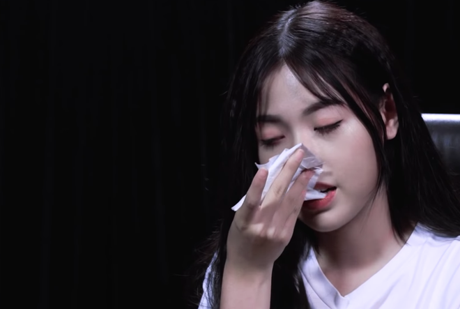 Thanh Tâm couldn't stop crying while watching others react to her clip.