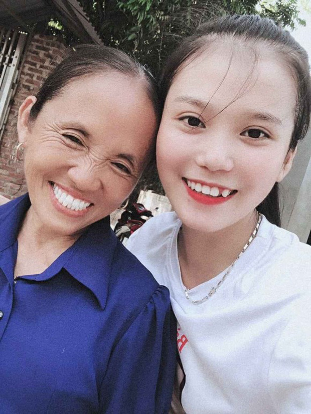 Mrs. Tan's daughter's beauty has received much praise.