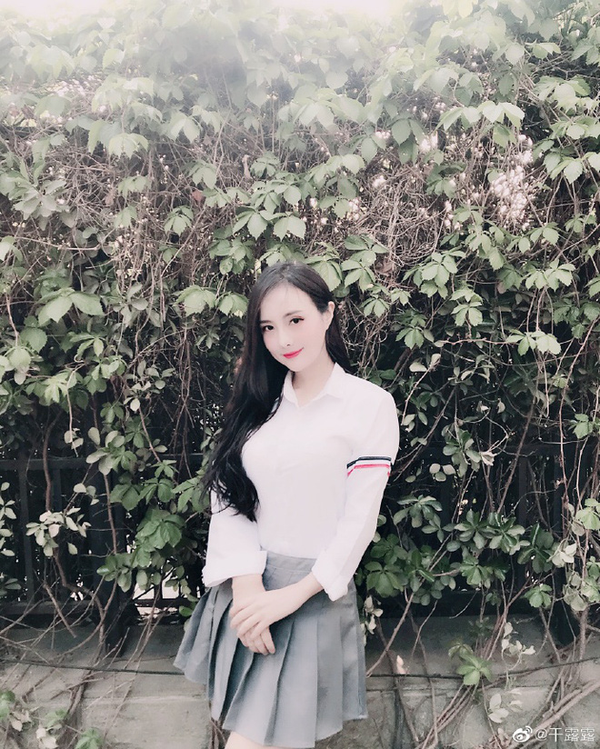 Recent modest and feminine images of Can Lộ Lộ.