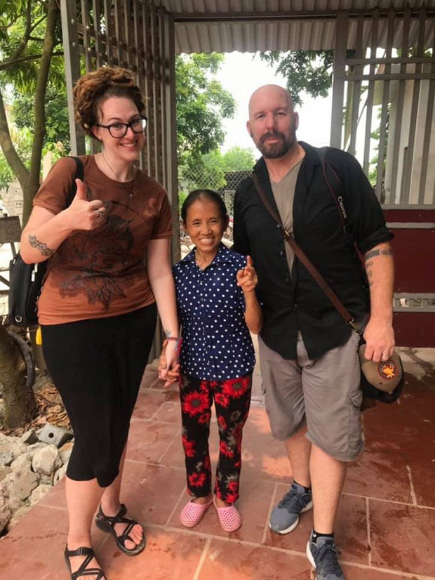 Mrs. Tan posts everyday photos with her children and foreign visitors at home.