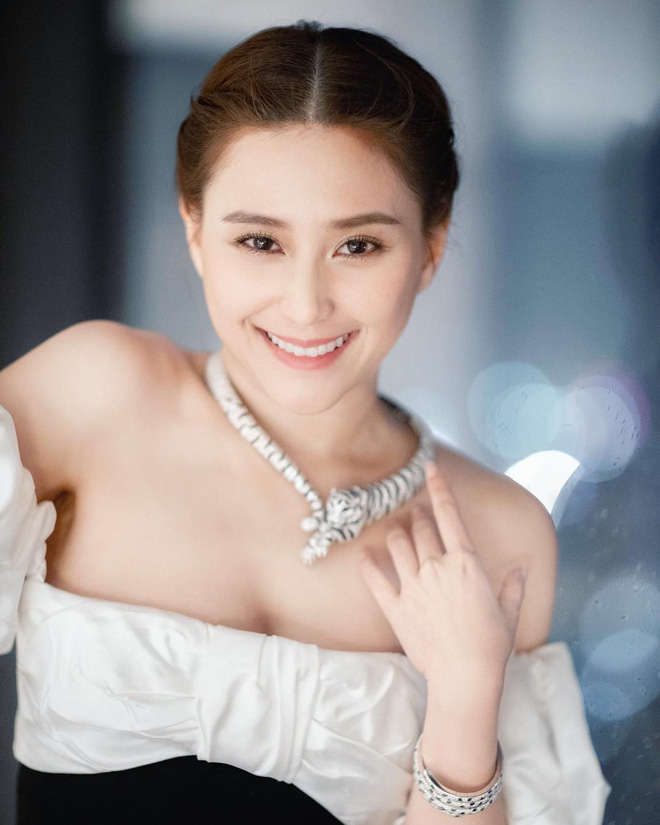 She is the owner of a beef noodle shop 'Jiu Wu Beef Noodles' right in the center of Hong Kong. Besides that, she also established a charity fund to support homeless people and those in difficult circumstances.