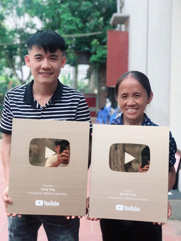 The most liked photo (11 thousand) is one taken with her son when receiving the YouTube gold button.