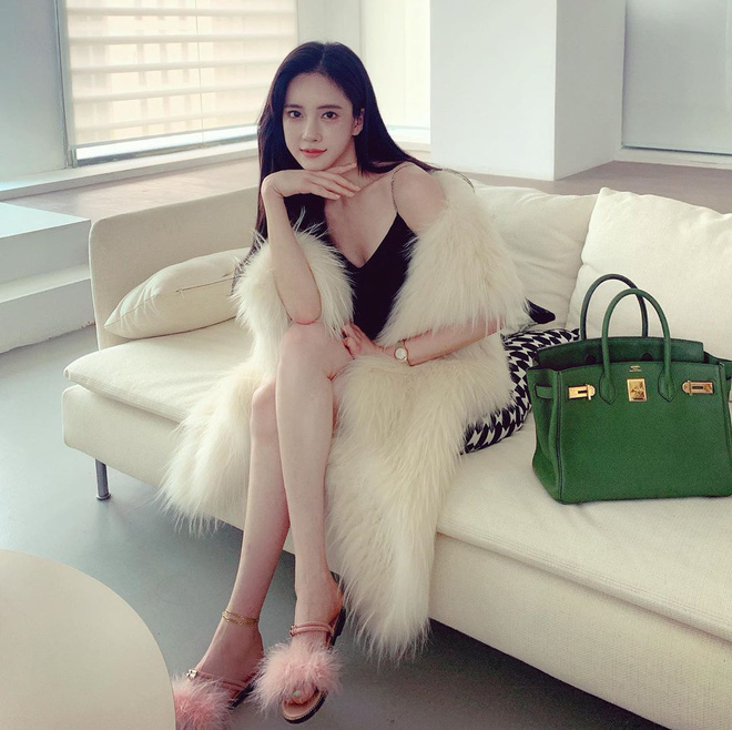 The model stated in a television program that to achieve her beautiful appearance, she has spent over $800,000 (nearly 19 billion VND) over the past 10 years solely on cosmetic surgery.