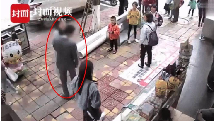 The girl slaps her boyfriend in public. (Screenshot)