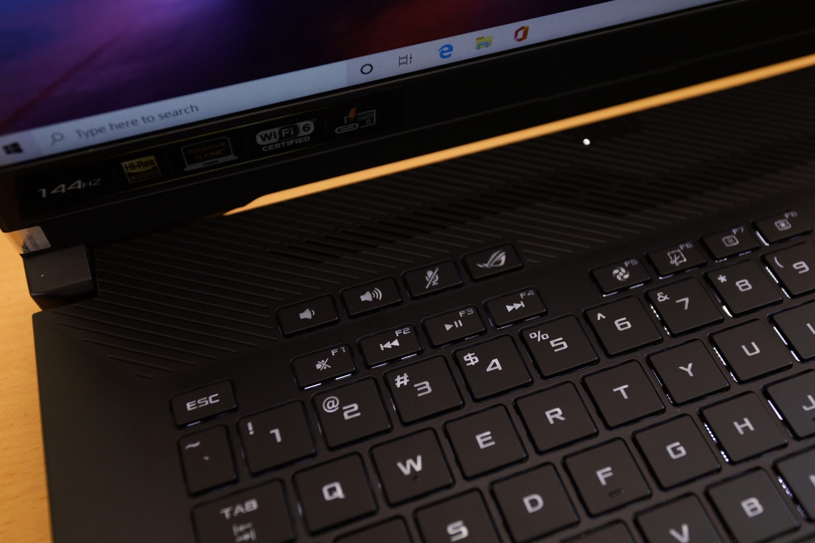 Convenient multimedia buttons on the ASUS ROG Zephyrus G15.
