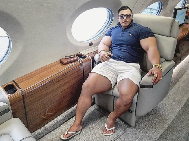 Ha Je Yong possesses a muscular physique that seems disproportionate to his height of only 1.64 m but with biceps measuring up to 56cm.