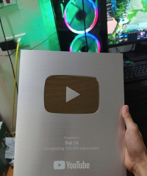 Dat Co's fan page announces that Dat's YouTube channel has received the YouTube Silver Play Button