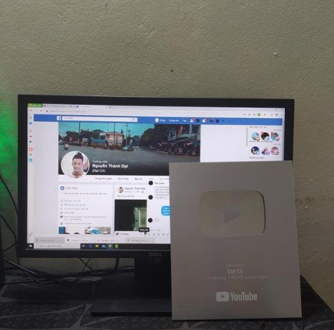 The number of fans subscribing continues to grow, leading to Dat's channel receiving the Silver Play Button.