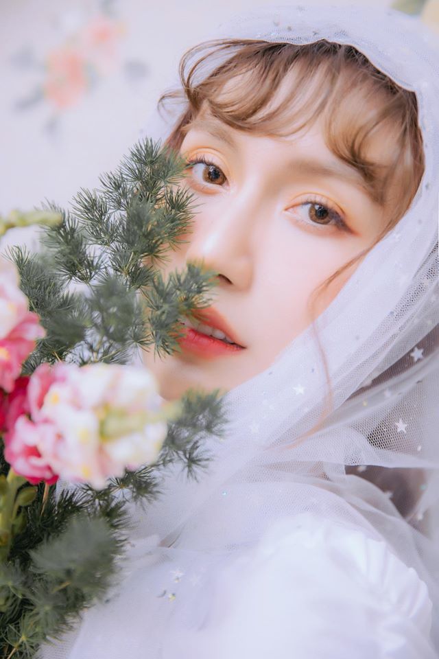 The singer is praised for her grace and elegance in this look. (Photo: FBNV)