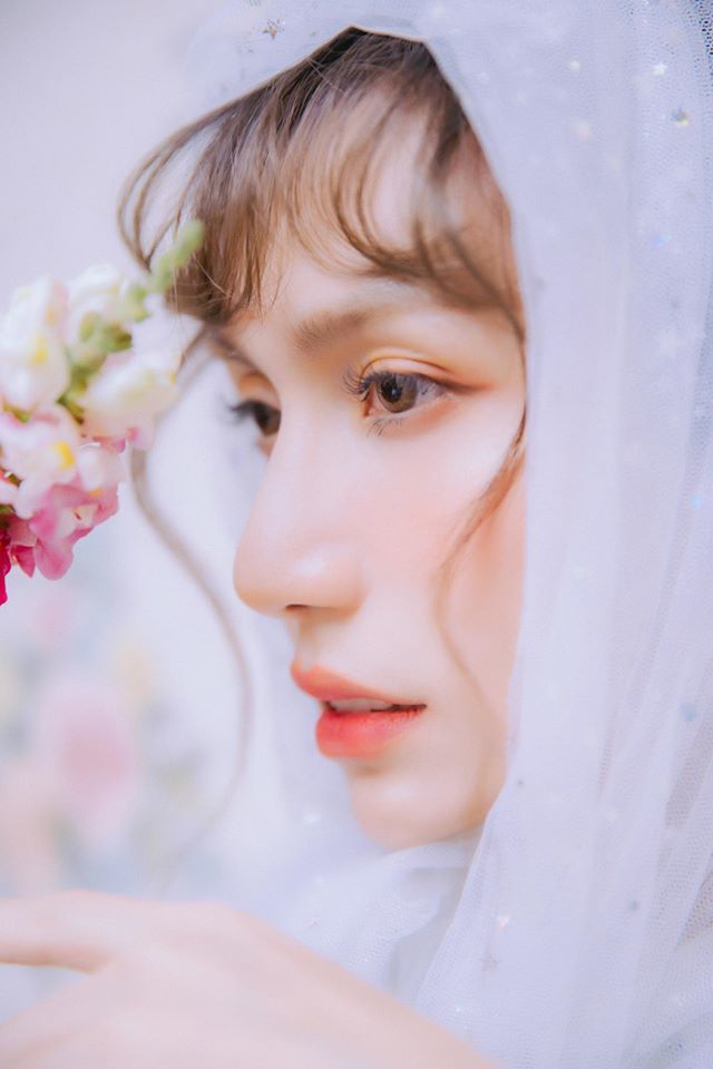 The singer from Bắc Giang is confident with her profile view.