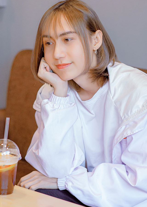 Lynk Lee comfortably shares feminine images on social media.