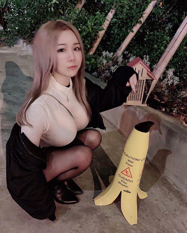 The outfits she wears when going out are aimed at fully showcasing her body curves.