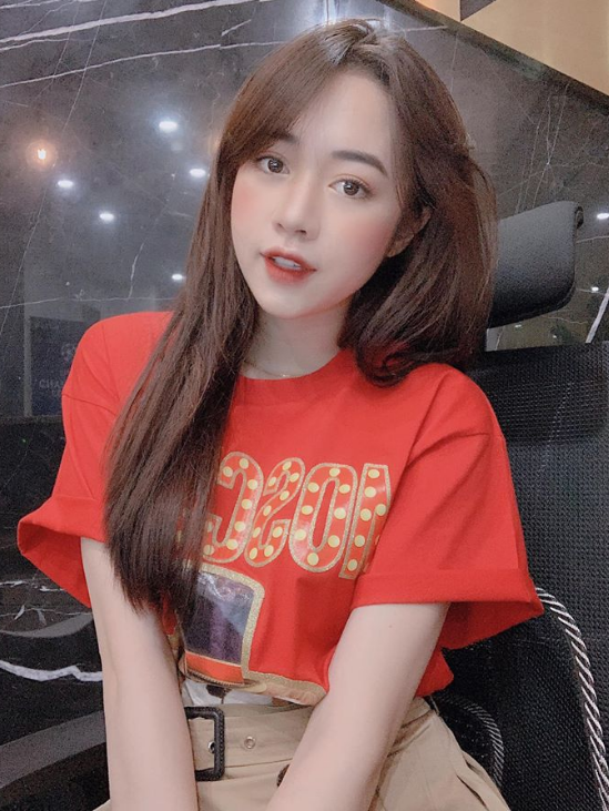 Even in casual outfits, Thu Hằng is still 'glowing'.