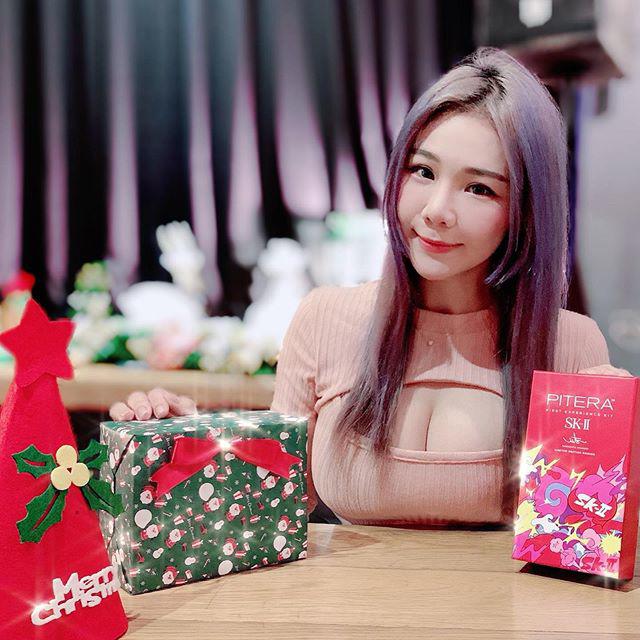 She receives significant attention from netizens with over 840 thousand Instagram followers.