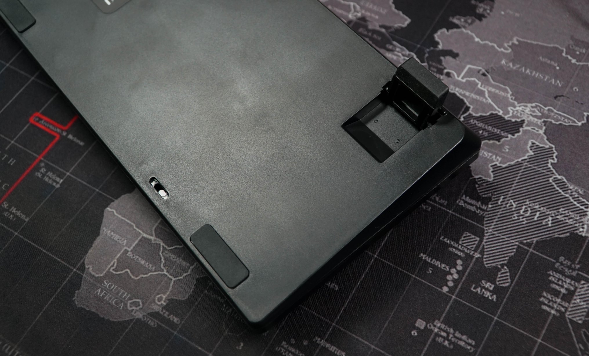 The bottom made of hard plastic, with rubber feet to prevent slipping