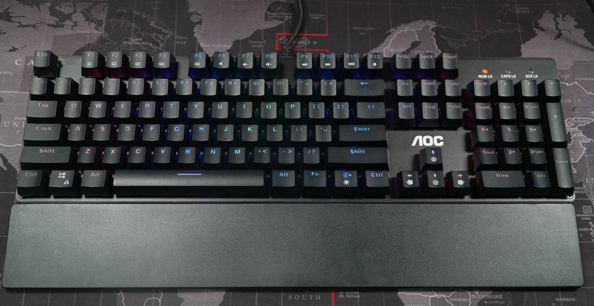 The AOC GK500 keyboard is quite beautiful, made of aluminum alloy with a matte black finish