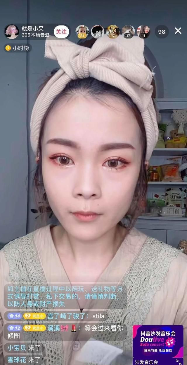 During a livestream, Tiểu Ngai revealed her true looks...