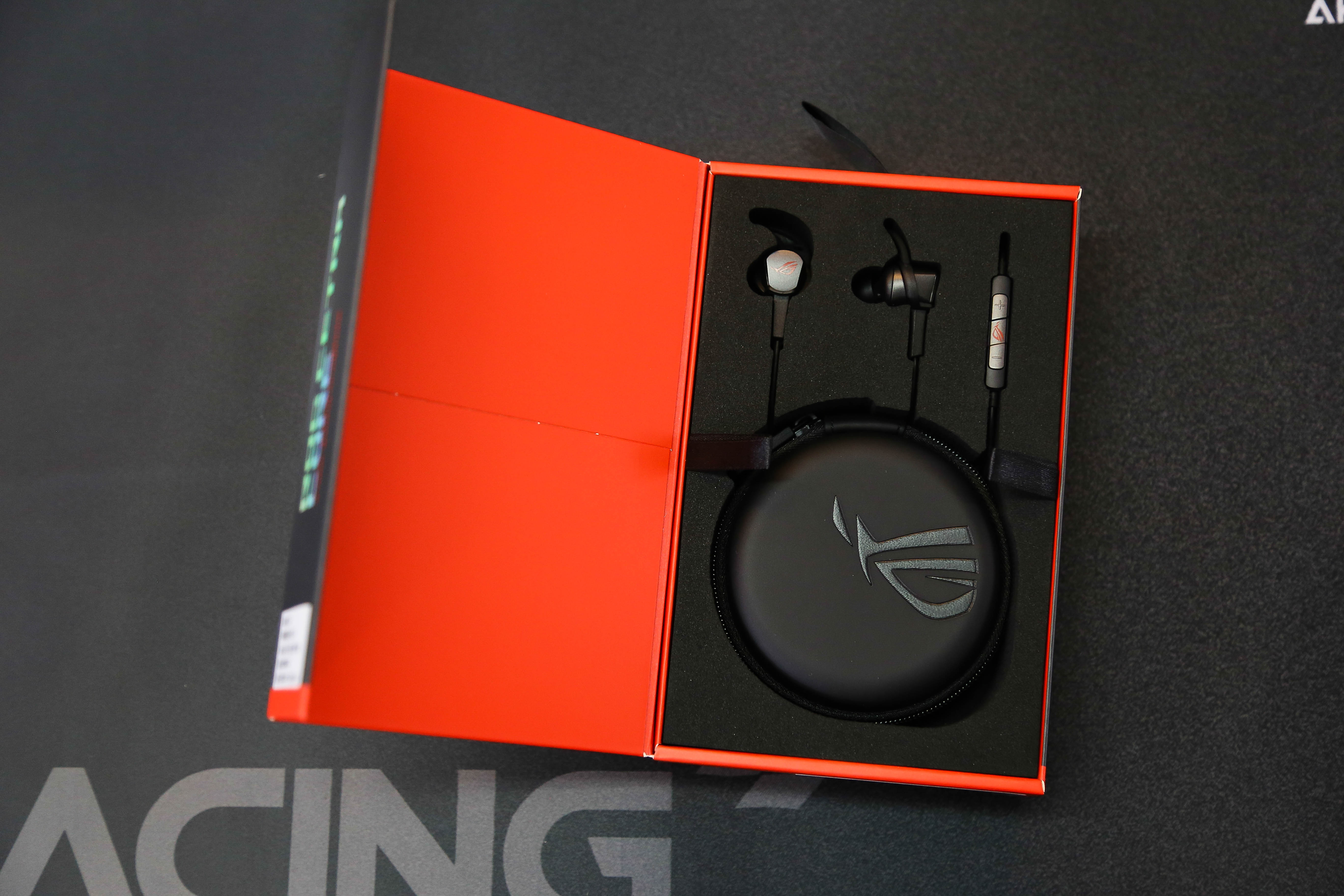 The in-ear headset Asus ROG Cetra Core is very cool and eye-catching