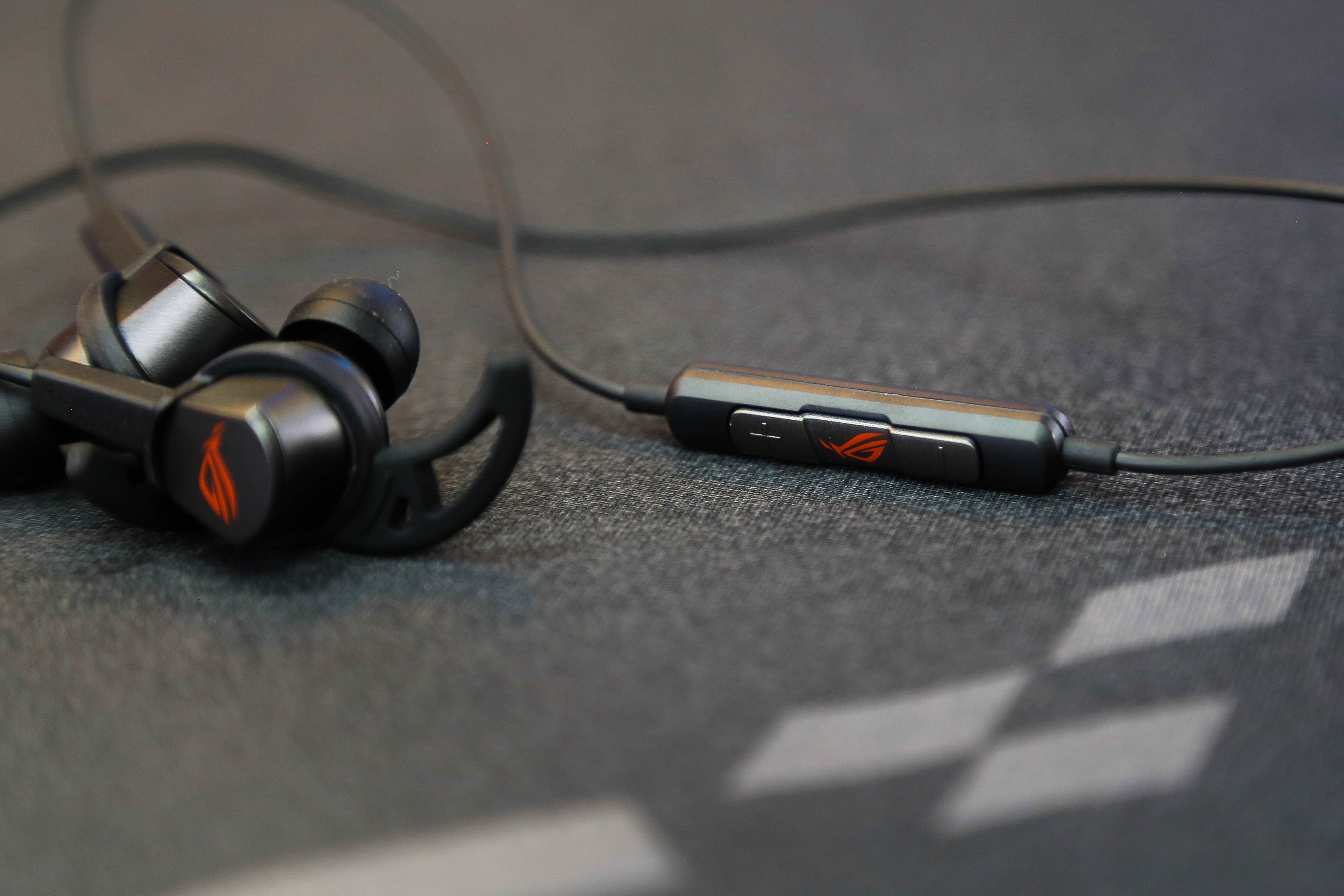 The headset also features a fin design for a secure fit during use.