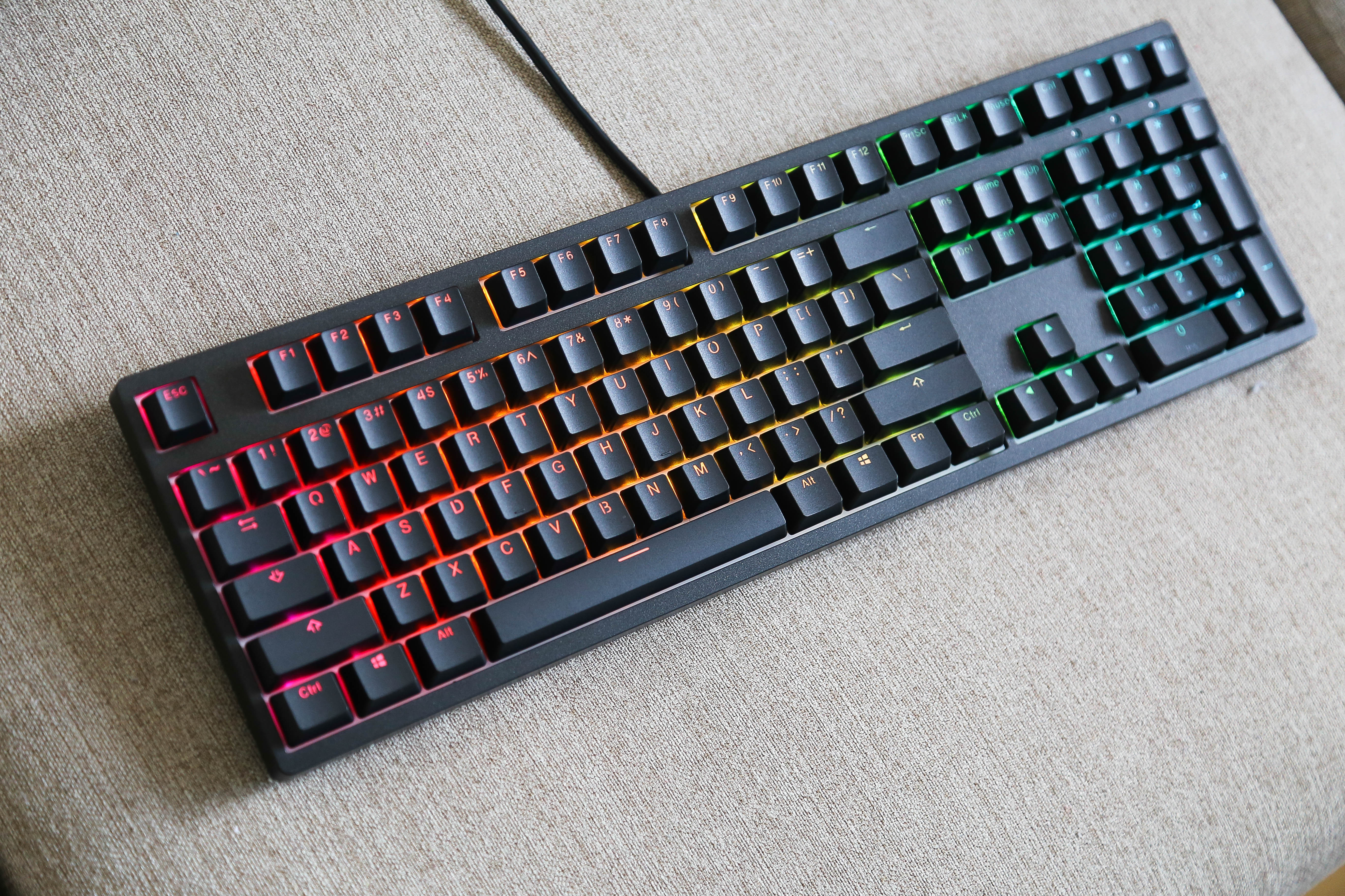 This keyboard can flash lights 'in rhythm' to music