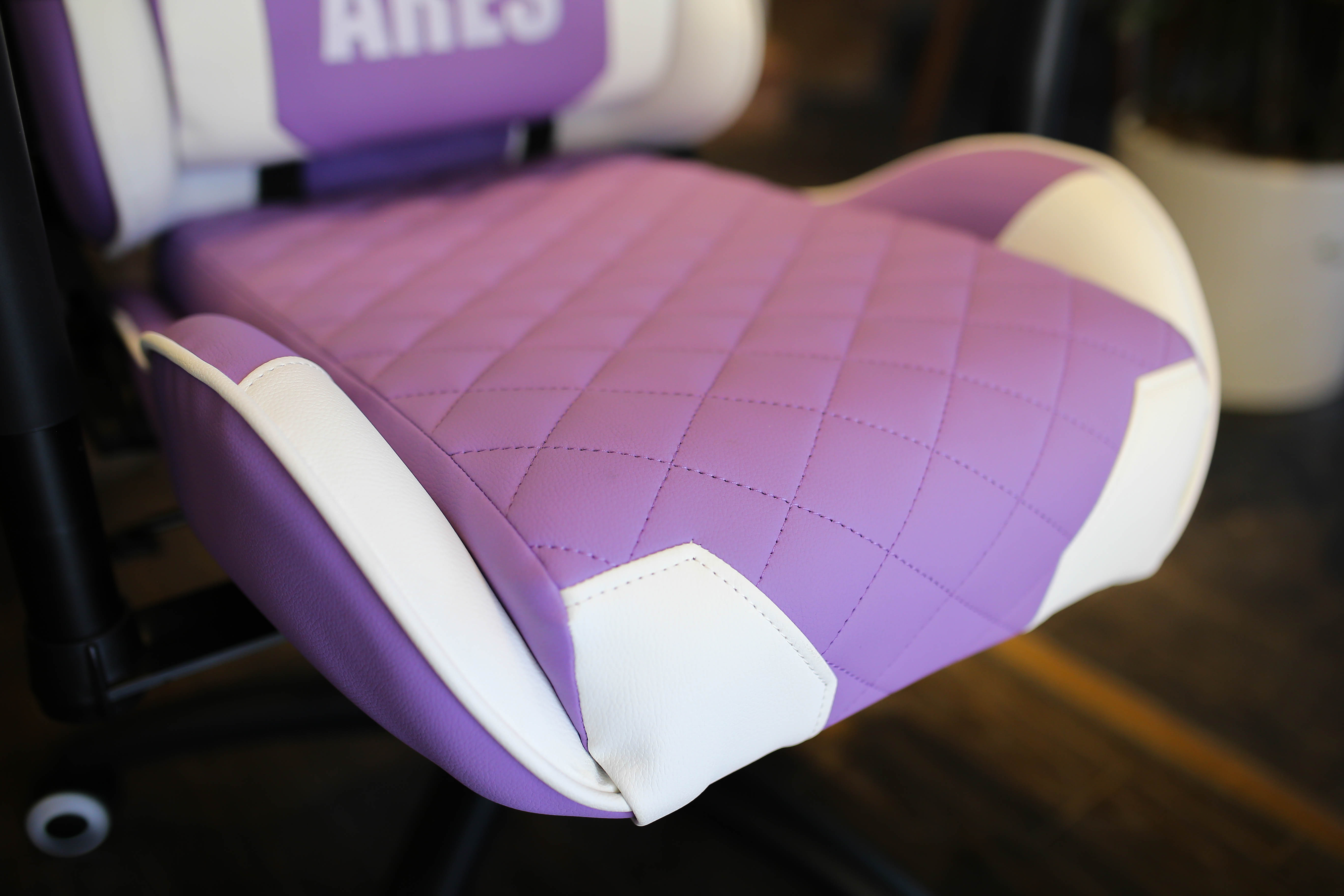 E-Dra Ares EGC207 uses the latest cushioning technology called 'Super Density Air Foam'