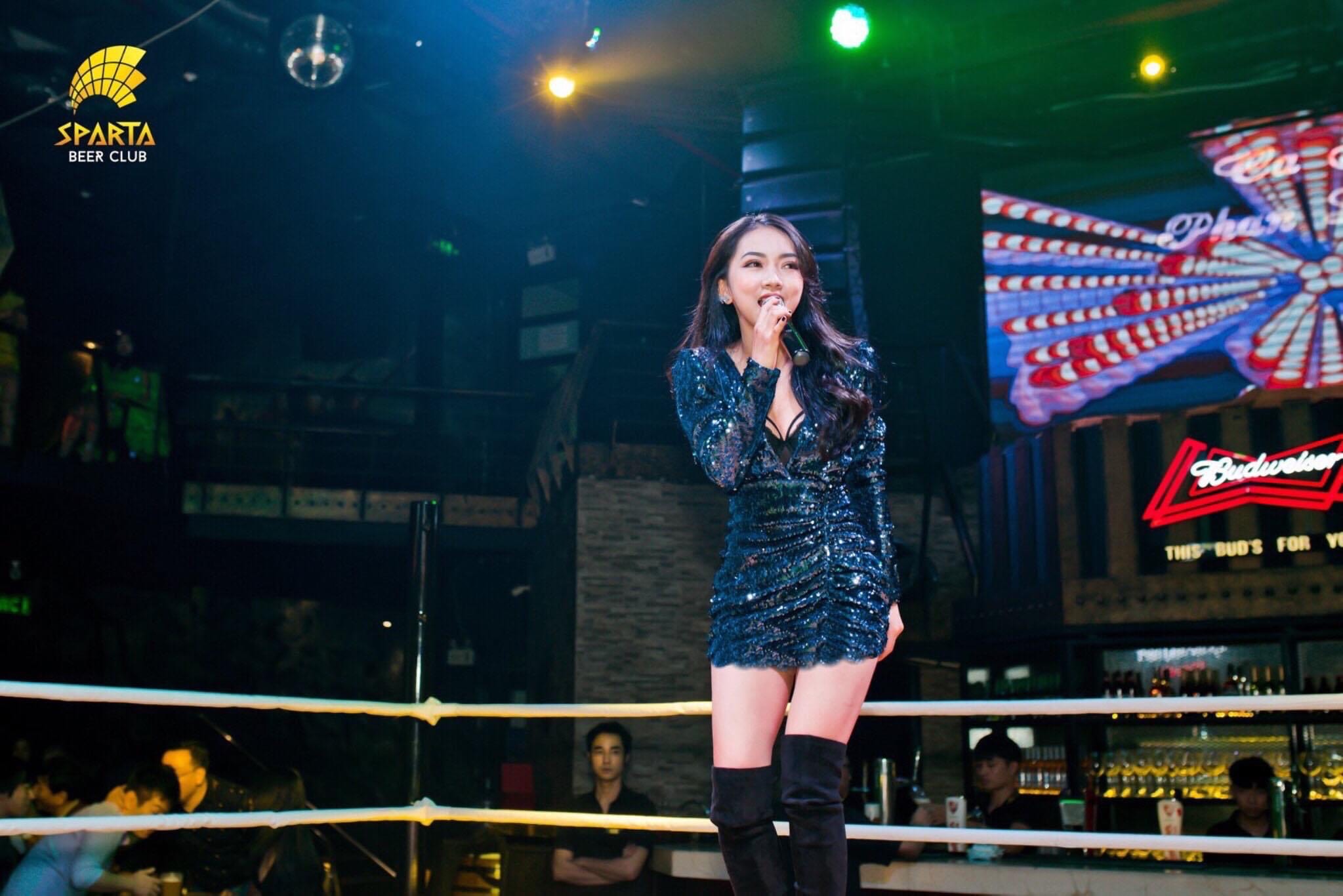 Sùng Minh Tâm is currently a freelance singer performing at tea rooms in Hanoi