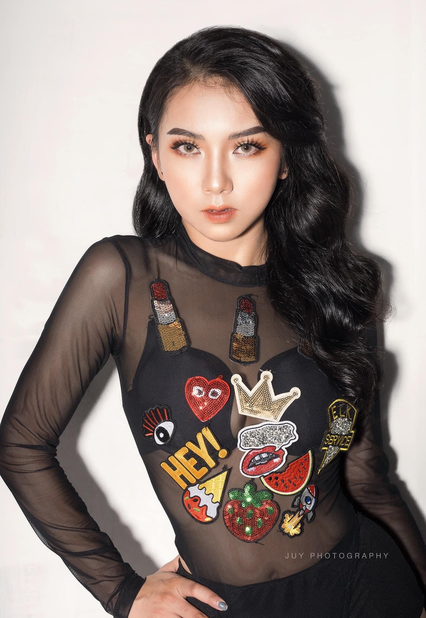 Minh Tâm looks stunning in a seductive black outfit